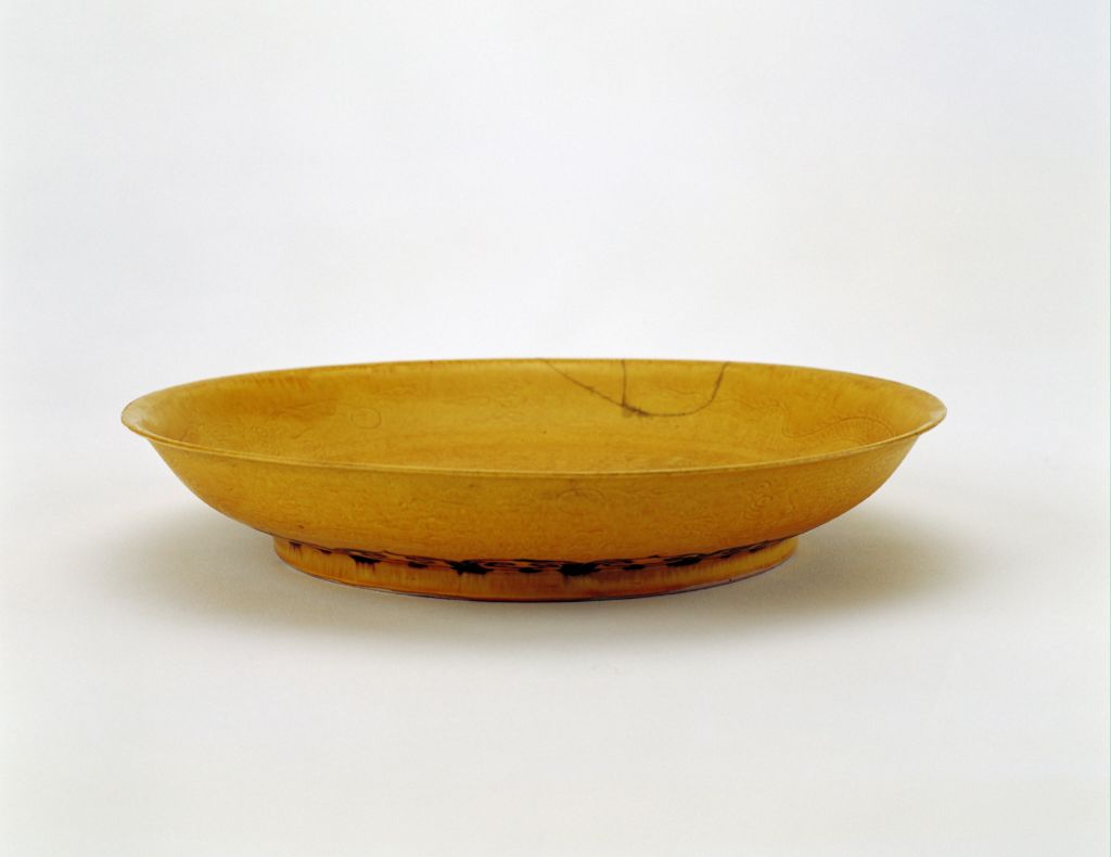 图片[1]-Yellow glaze dark carved Yunlong lotus petal plate-China Archive